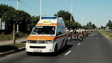 Das Chainreaction BikeConvoy for Ukraine-Peloton hinter einem der Krankenwagen Das Chainreaction BikeConvoy for Ukraine-Peloton hinter einem der Krankenwagen
