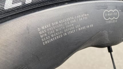 Entwickelt in Italien, hergestellt in der EU: Auf den Felgen der Fulcrum Sharq verweist man stolz auf die Herkunft.