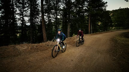 Mit Gravelbike im Wald abends