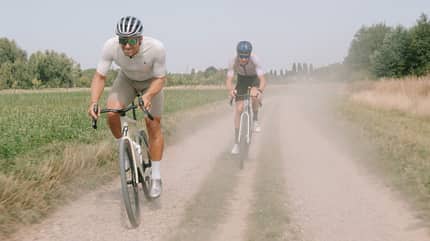 Sebastian Breuer und Marcel Kittel sprinten beim Strecken-Check zur Gravelbike WM 2025 Sebastian Breuer und Marcel Kittel sprinten beim Strecken-Check zur Gravelbike WM 2025