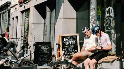 Sebastian Breuer und Marcel Kittel beim Kaffee vor dem Strecken-Check zur Gravelbike WM 2025 Sebastian Breuer und Marcel Kittel beim Kaffee vor dem Strecken-Check zur Gravelbike WM 2025