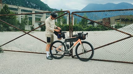 Rose Bikes,Backroad,Gravelbike 2026,am Zaun lehnend Rose Bikes,Backroad,Gravelbike 2026,am Zaun lehnend