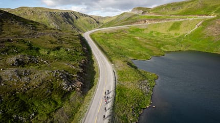 Northcape4000,Bikepacking,Europa,einsame Straße,mehrere Fahrer