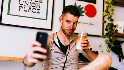 Gravelbike-Profi Sebastian Breuer beim Coffee Break Gravelbike-Profi Sebastian Breuer beim Coffee Break