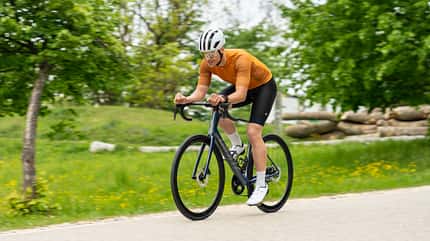 Giant Defy Advanced Pro 0,Rennrad,Test ROADBIKE,Action,Wiese