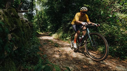Specialized Diverge 4 Expert AXS Fahrszene Kopfsteinpflaster Specialized Diverge 4 Expert AXS Fahrszene Kopfsteinpflaster