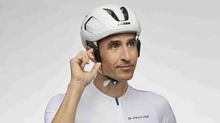 Das Lazer Velovox-System sitzt beidseitig an den Helmriemen Das Lazer Velovox-System sitzt beidseitig an den Helmriemen