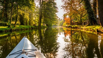 Paddelbootfahrt auf der Spree im Herbst, Spreewald