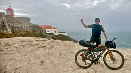 Markus Weinberg European Connection Trail mit dem Gravelbike am Ziel in Portugal