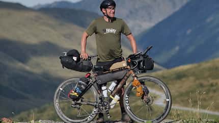 Markus Weinberg European Connection Trail mit seinem bepackten Gravelbike