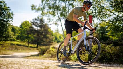 Bulls Grinder 3 Gravelbike unterwegs auf Schotter
