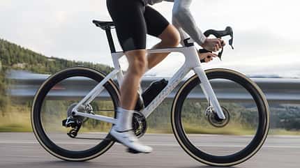 Wilier Triestina, Filante ID2,Action, neben Leitplanke fahrend Wilier Triestina, Filante ID2,Action, neben Leitplanke fahrend
