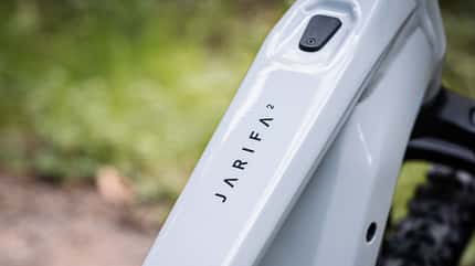 Das Focus Jarifa² ist ein E-Hardtail für erste Trailkilometer und ausgedehnte Touren. Das Focus Jarifa² ist ein E-Hardtail für erste Trailkilometer und ausgedehnte Touren.