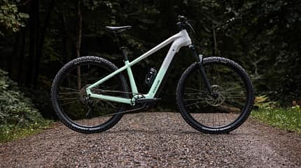 Das Focus Jarifa² ist ein E-Hardtail für erste Trailkilometer und ausgedehnte Touren. Das Focus Jarifa² ist ein E-Hardtail für erste Trailkilometer und ausgedehnte Touren.
