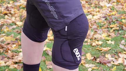 Evoc Knee Protector LS Flex Lite Verstärkungen an der Seite  Evoc Knee Protector LS Flex Lite Verstärkungen an der Seite