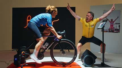 Elite Rivo mit Zwift Cog and Click,Rollentrainer,Feiern,Stimmung, 2 Leute Elite Rivo mit Zwift Cog and Click,Rollentrainer,Feiern,Stimmung, 2 Leute