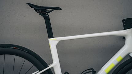 1OF1 Austrian Bikes, The One,Rennrad,Wand,weißer Rahmen,Detail,Sattelstütze 1OF1 Austrian Bikes, The One,Rennrad,Wand,weißer Rahmen,Detail,Sattelstütze