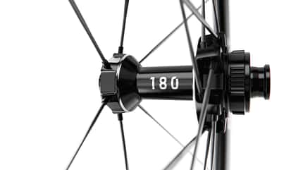 Die neuen DT Swiss ARC 1100 38 CS kommen erstmals mit Carbonspeichen - und radialer Einspeichung am Vorderrad Die neuen DT Swiss ARC 1100 38 CS kommen erstmals mit Carbonspeichen - und radialer Einspeichung am Vorderrad