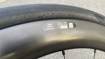 Aufkleber mit Werten zu Seiten- und Höhenschlägen bei Novatec R5 Pro Disc-Laufrädern Aufkleber mit Werten zu Seiten- und Höhenschlägen bei Novatec R5 Pro Disc-Laufrädern