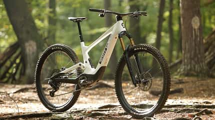 Auf den ersten Blick fällt einem die Dämpferintegration des Scotts auf. Auf den ersten Blick fällt einem die Dämpferintegration des Scotts auf.