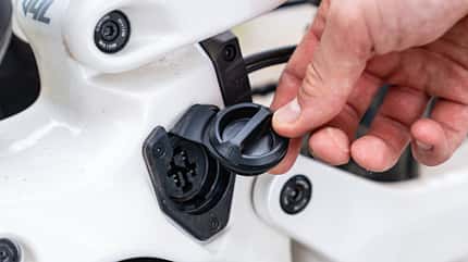 Im Vergleich zum Vorgänger wanderte die Ladebuchse seitlich an die Motoraufnahme. Dadurch ist sie mehr von Matsch geschützt. Die Abdeckung ist eine Eigenkreation der Forchheimer, im Test funktionierte sie tadellos. Im Vergleich zum Vorgänger wanderte die Ladebuchse seitlich an die Motoraufnahme. Dadurch ist sie mehr von Matsch geschützt. Die Abdeckung ist eine Eigenkreation der Forchheimer, im Test funktionierte sie tadellos.