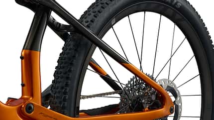 Die Flexpoint-Kettenstreben des Giant Anthem flexen, so kann auf ein Lager verzichtet werden. Die Flexpoint-Kettenstreben des Giant Anthem flexen, so kann auf ein Lager verzichtet werden.