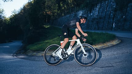 Cinelli Aeroscopp,Aero-Rennrad,Action,Kurvenfahrt Cinelli Aeroscopp,Aero-Rennrad,Action,Kurvenfahrt