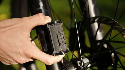 Der EQLZR wird mithilfe von Kabelbindern an der Achsaufnahme der Federgabel befestigt.