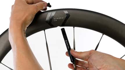 Das Ventil lässt sich vollständig in der Felge verstecken beim Newmen Streem Allround Vonoa Laufradsatz