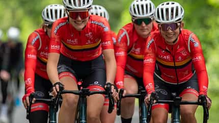 Die Frauenradsportmannschaft Wheel Divas beim Bundesligarennen in Karbach