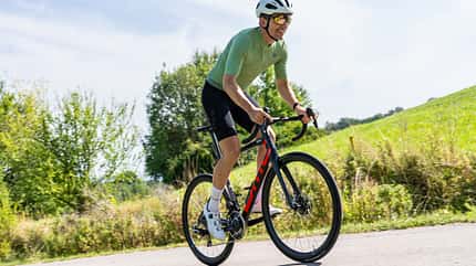 Rennrad,BMC Teammachine SLR01,ROADBIKE Test,Action,Straße,Wiese