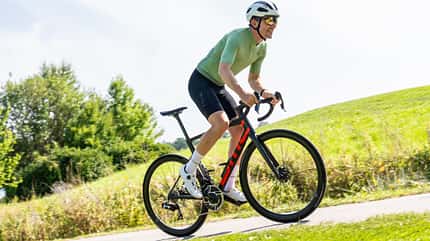 Rennrad,BMC Teammachine SLR01,ROADBIKE Test,Actionfoto,Wiegetritt,leiht schräger Ausschnitt,Wiese