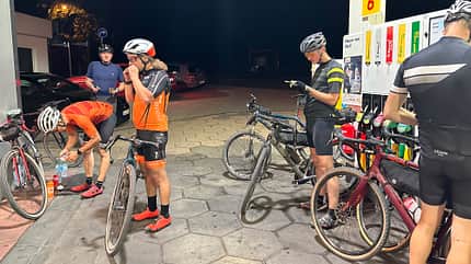 Tankstelle,Radfahrer,Radfahrer vor Zapfsäulen Tankstelle,Radfahrer,Radfahrer vor Zapfsäulen