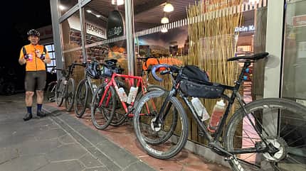 Tankstelle,Radfahrer,Nahrungsaufnahme,Gravelbikes Tankstelle,Radfahrer,Nahrungsaufnahme,Gravelbikes