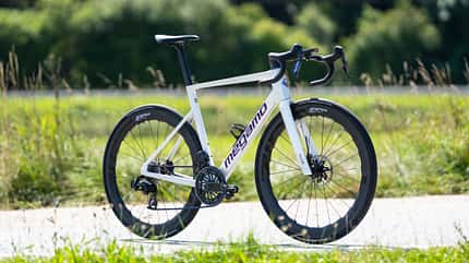 Megamo Pulse Hammerhead-Edition,Rennrad,ROADBIKE Test,schräge Ansicht