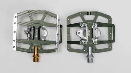 Das Tatze Two-Face² besitzt eine Seite mit Klicksystem und eine Flatpedalseite. Das Tatze Two-Face² besitzt eine Seite mit Klicksystem und eine Flatpedalseite.