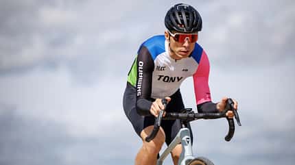 Tony Martin,Lazer,Gravelbike,blauer Himmel