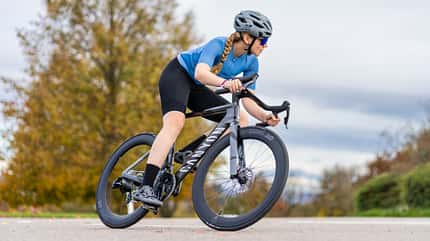 Canyon Aeroad CF SLX 7 AXS Speed,Rennrad,ROADBIKE Test,Action,Fahrerin