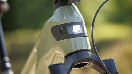 Vorne im Steuerrohr des Bulls sitzt ein Scheinwerfer.