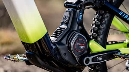 Die Ladebuchse liegt direkt über dem senkrecht verbauten Motor.