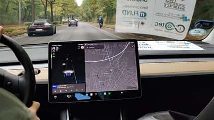 Blick aus der Windschutzscheibe mit Fahrzeug-Display. Blick aus der Windschutzscheibe mit Fahrzeug-Display.