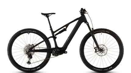 Seitenansicht eines vollgefederten E-Mountainbikes mit schwarzem Rahmen und Schwalbe Nobby Nic Reifen.