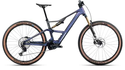 Das Bild zeigt ein vollgefedertes Mountainbike Orbea Rise SL M10 Modelljahr 2025 im Studio, Seitenansicht.