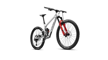 Das Bild zeigt ein F3Q LIGHT Mountainbike, freigestellt vor weißem Hintergrund. Das Fahrrad besitzt einen Aluminiumrahmen, eine Federgabel mit roten Standrohren und grobstollige Reifen.