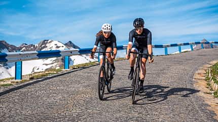 Abfahrt,Zwei Radfahrer,Kopfsteinpflaster