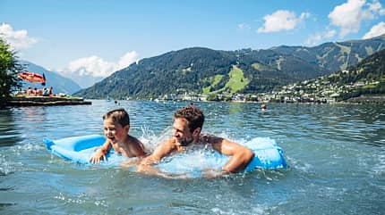 badespass-fur-gross-und-klein-am-zeller-see---water-fun-for-everyone-at-lake-zell-c-zell-am-see-kaprun-tourismus 