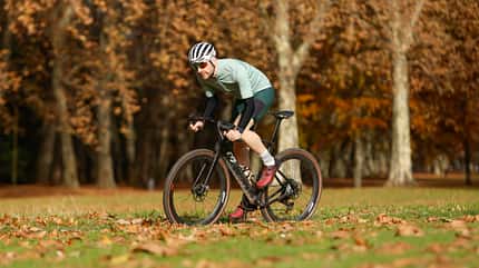 3T Racemax 2 Italia,Gravelbike,Test,Action,Fahrer von rechts kommend