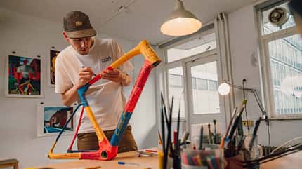 BH x Artist,Rennrad SL1,Künstler Joshua Joren,Künstler in Aktion am Oberrohr BH x Artist,Rennrad SL1,Künstler Joshua Joren,Künstler in Aktion am Oberrohr