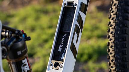 Im Unterrohr der neuen Rennfeile befindet sich ein Staufach. Im Unterrohr der neuen Rennfeile befindet sich ein Staufach.