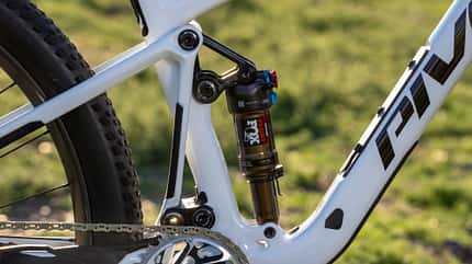 Auch am XC-Fully verbaut Pivot den typischen DW-Link. Auch am XC-Fully verbaut Pivot den typischen DW-Link.